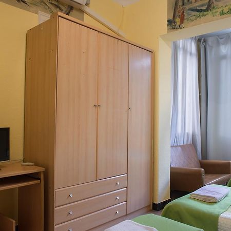 Hostel Turistic Castell Барселона Екстер'єр фото