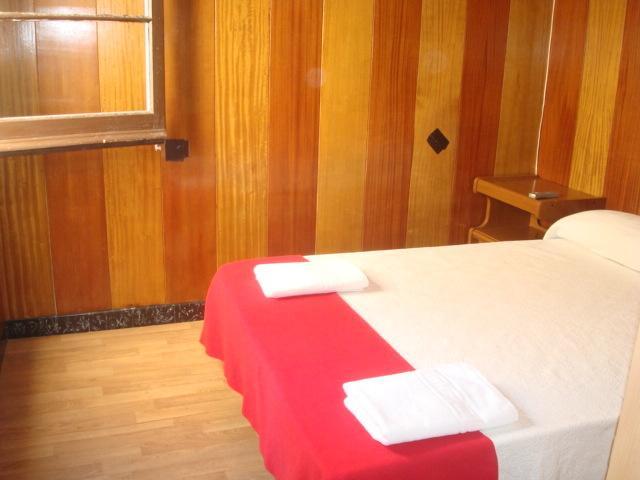 Hostel Turistic Castell Барселона Екстер'єр фото
