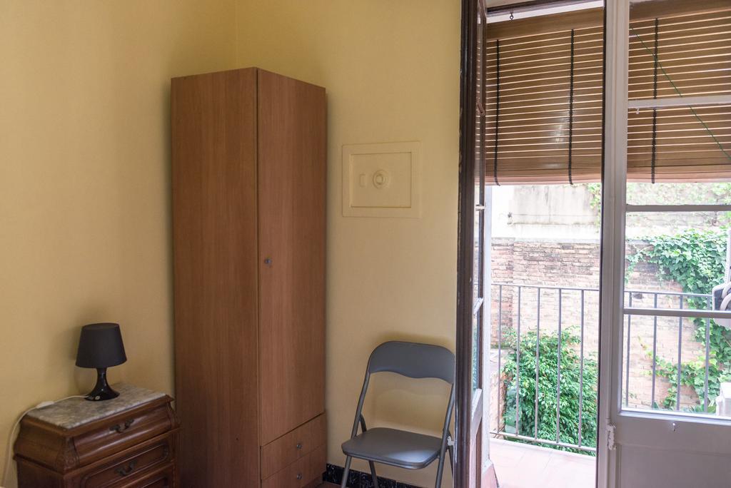 Hostel Turistic Castell Барселона Екстер'єр фото