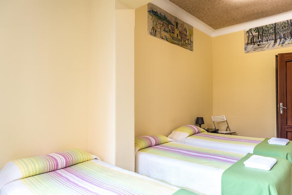 Hostel Turistic Castell Барселона Екстер'єр фото
