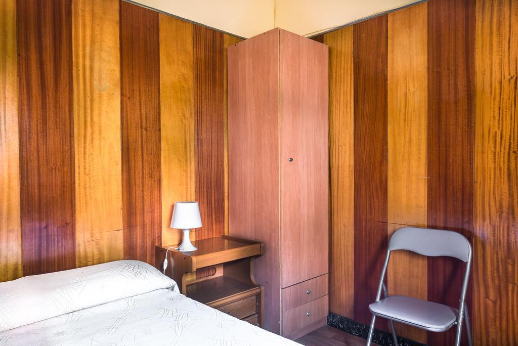 Hostel Turistic Castell Барселона Екстер'єр фото
