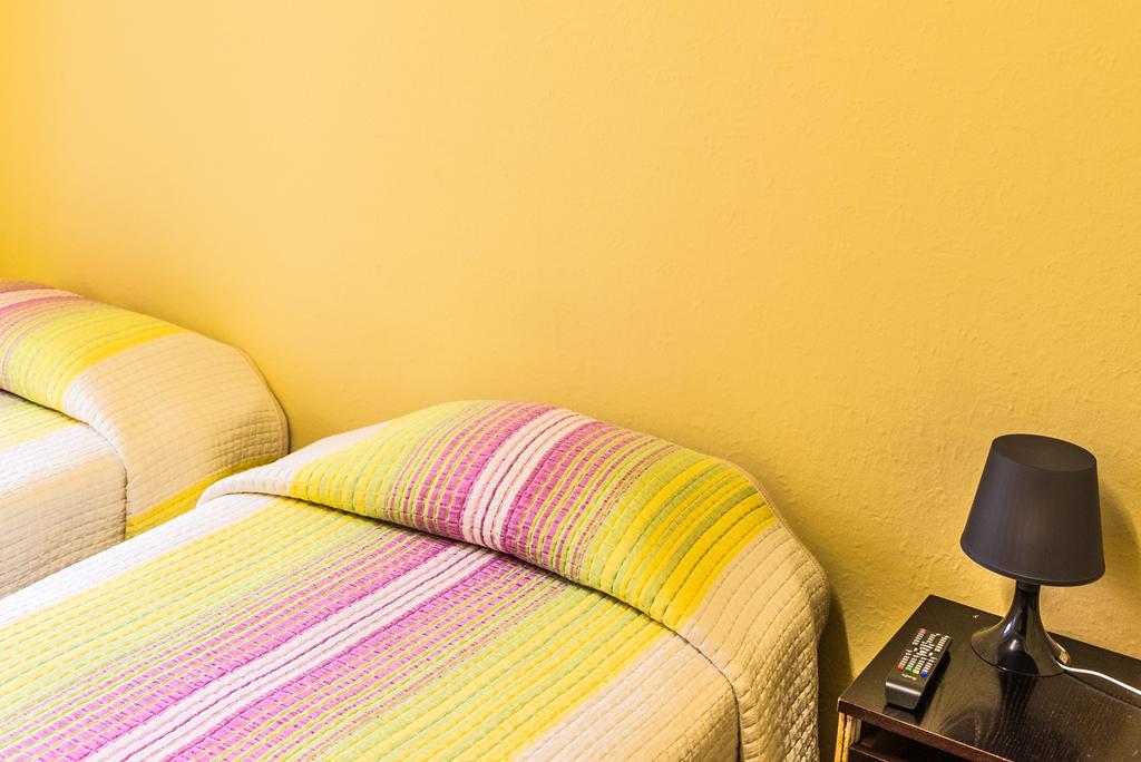 Hostel Turistic Castell Барселона Екстер'єр фото