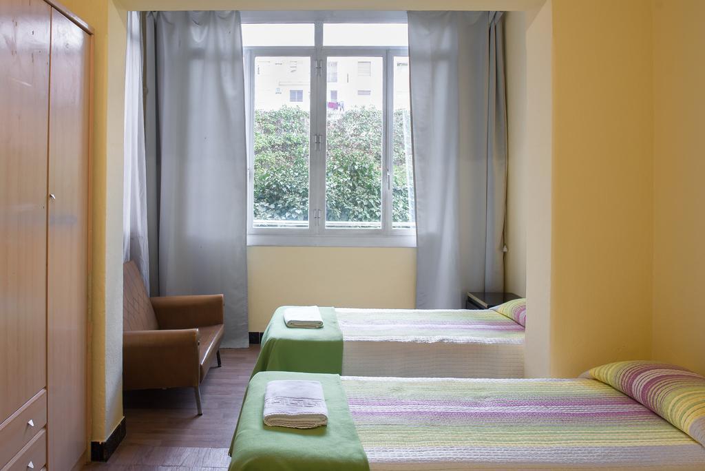 Hostel Turistic Castell Барселона Екстер'єр фото