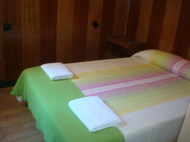 Hostel Turistic Castell Барселона Екстер'єр фото